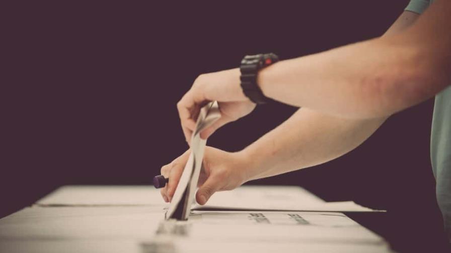 EEUU demanda a Arizona por obligar a mostrar prueba de ciudadanía a votantes EEUU demanda a Arizona por obligar a mostrar prueba de ciudadanía a votantes