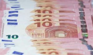 El euro cae a su valor m&aacute;s bajo frente al d&oacute;lar desde 2002