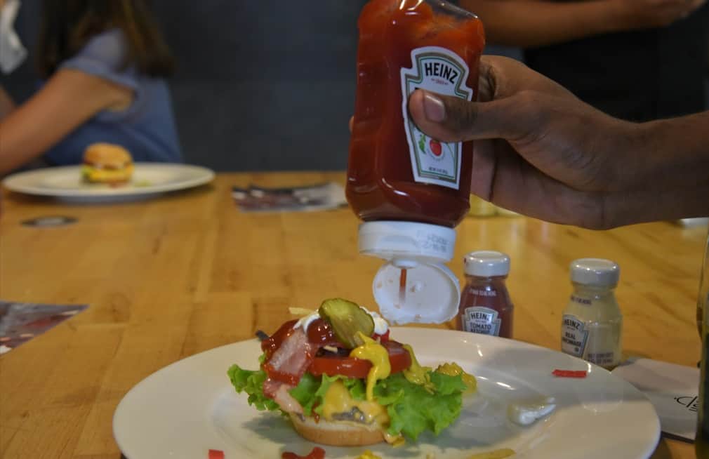 Los invitados degustaron de creaciones especialmente para la ocasión que fueron acompañados con los productos de Kraft Heinz; y tuvieron la oportunidad de armar su propia amburguesa.