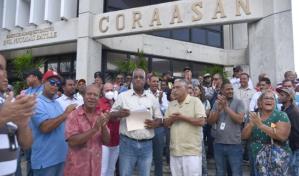 Empleados de Coraasan exigen aumento salarial