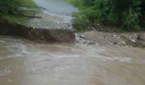 Aguas arrastran puente arroyo Isaías y dejan comunidad de Pujabante incomunicada