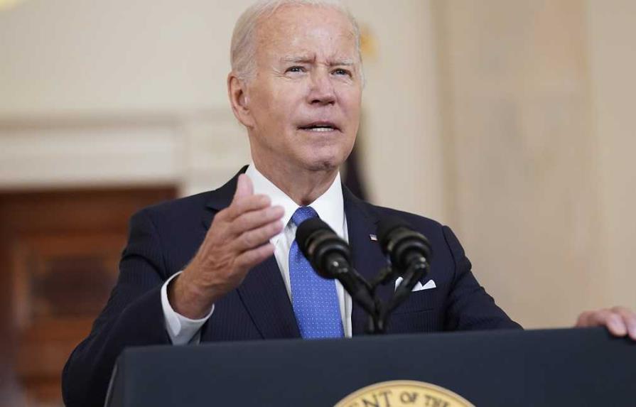 Biden cree que hay ahondar el control de armas y prohibir fusiles de asalto