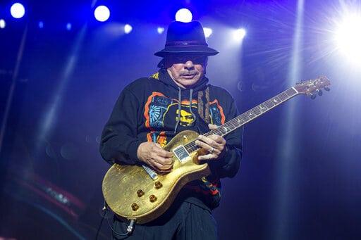 Carlos Santana está “bien” tras desmayarse en el escenario