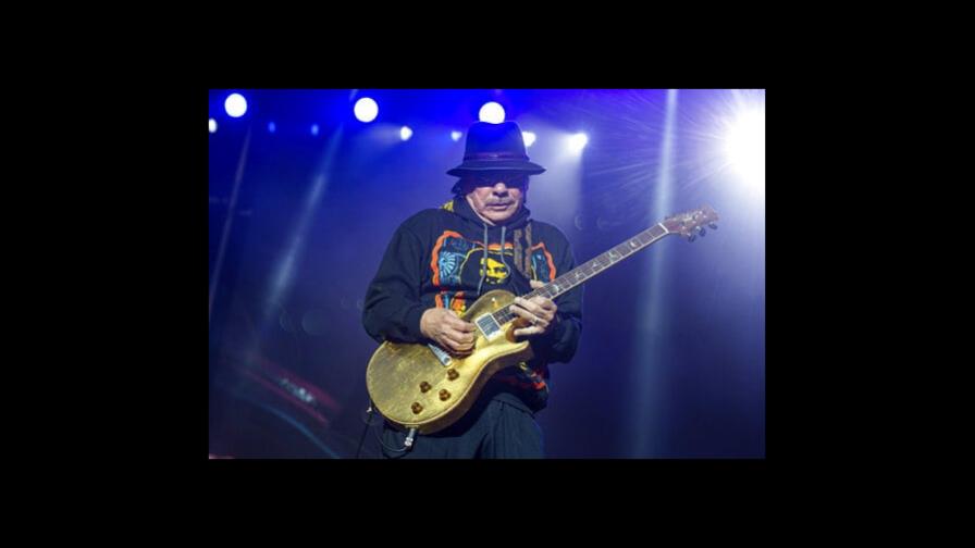 Carlos Santana está “bien” tras desmayarse en el escenario