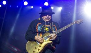 Revelan el estado de salud de Carlos Santana tras desmayarse en el escenario