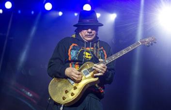 Revelan el estado de salud de Carlos Santana tras desmayarse en el escenario