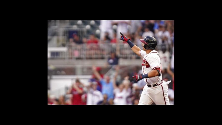 Con jonrón de Riley, los Bravos aplastan 7-1 a Cardenales