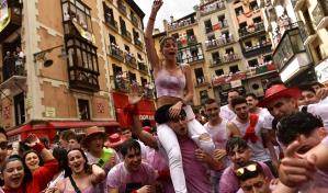 Abarrotan plaza en Pamplona en festival de San Fermín