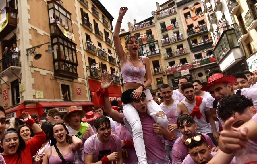 Abarrotan plaza en Pamplona en festival de San Fermín