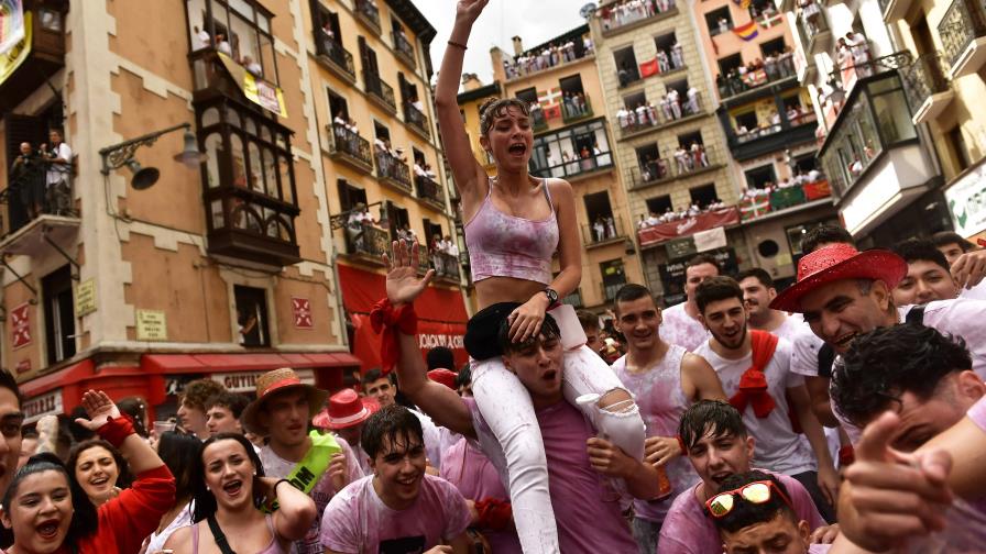 Abarrotan plaza en Pamplona en festival de San Fermín