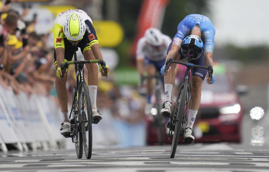 Clarke gana la etapa de los pavés, Van Aert sigue líder del Tour del Francia