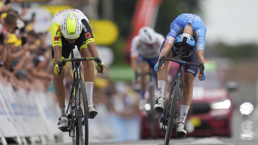 Clarke gana la etapa de los pavés, Van Aert sigue líder del Tour del Francia