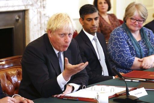 Boris Johnson promete seguir en su cargo tras renuncia de ministros
