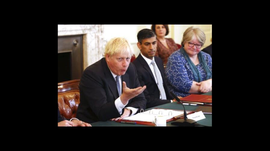 Boris Johnson promete seguir en su cargo tras renuncia de ministros Boris Johnson promete seguir en su cargo tras renuncia de ministros