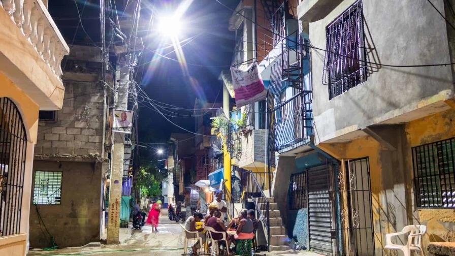 Edesur ilumina 24 sectores de Los Kilómetros de la avenida Independencia