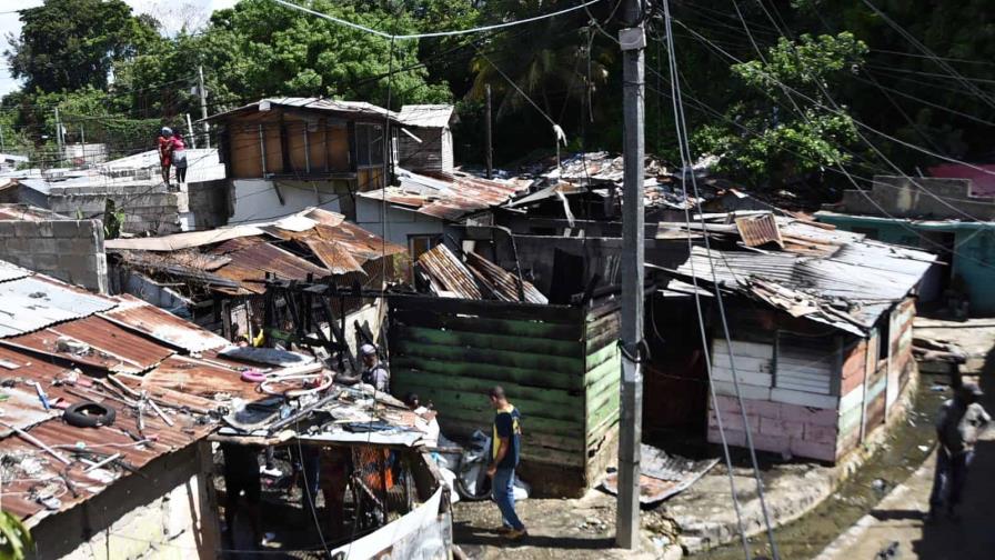 Niño muere y un adulto resulta herido en incendio de cuatro viviendas en Santiago