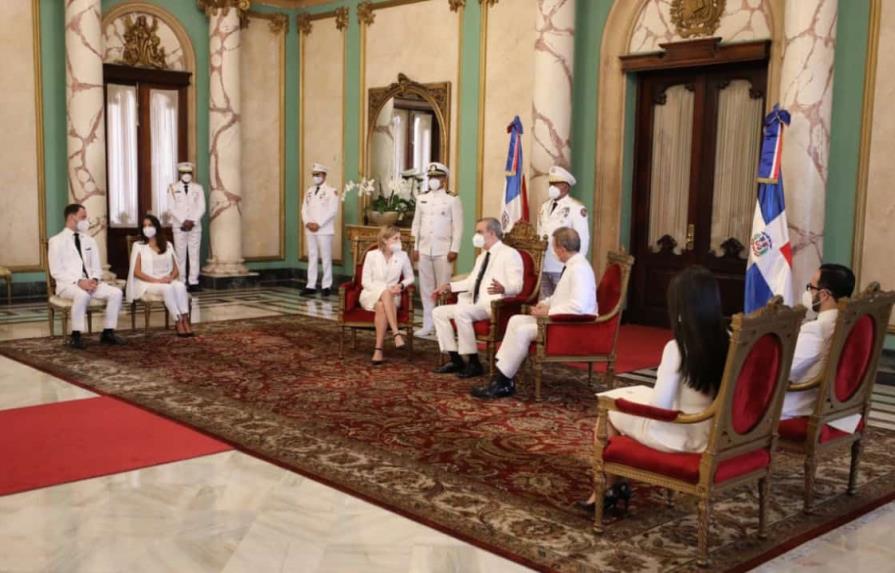 Presidente Abinader recibe cartas credenciales de ocho diplomáticos