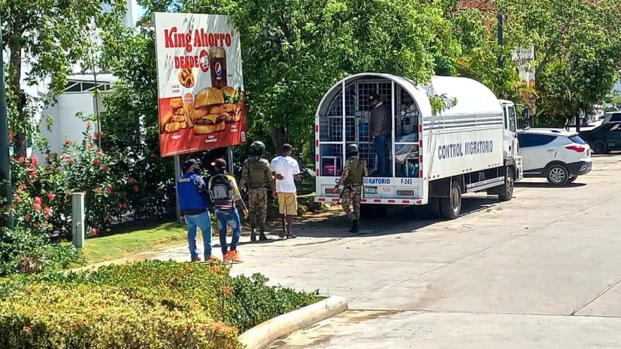 Migración detiene más de 400 haitianos indocumentados en Bávaro