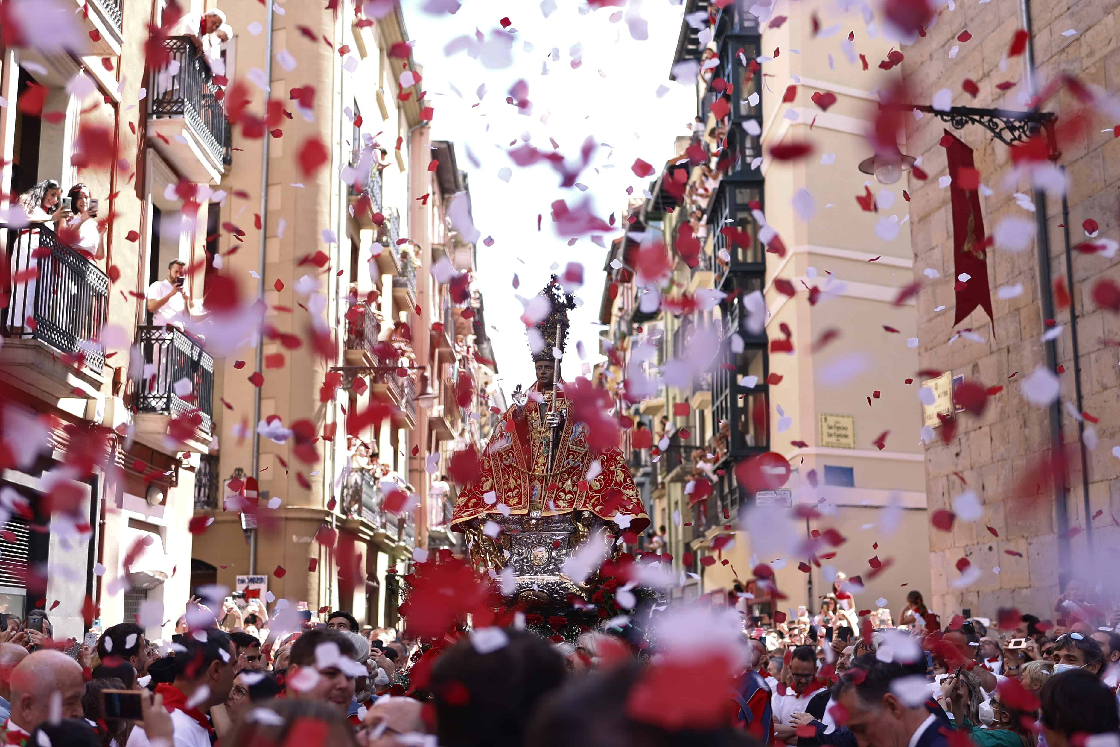 Color, emoción, religión y tradiciones toman las calles de Pamplona por fiestas de San Fermín