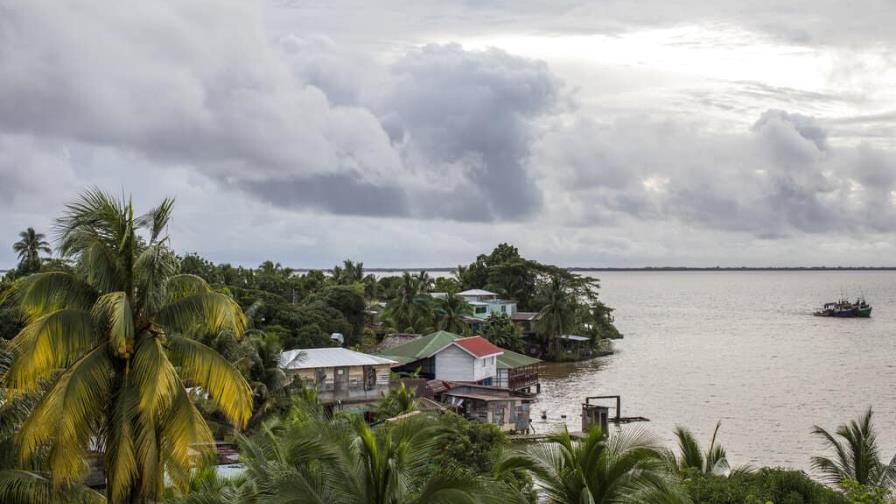 El huracán Bonnie se debilita y se aleja de México