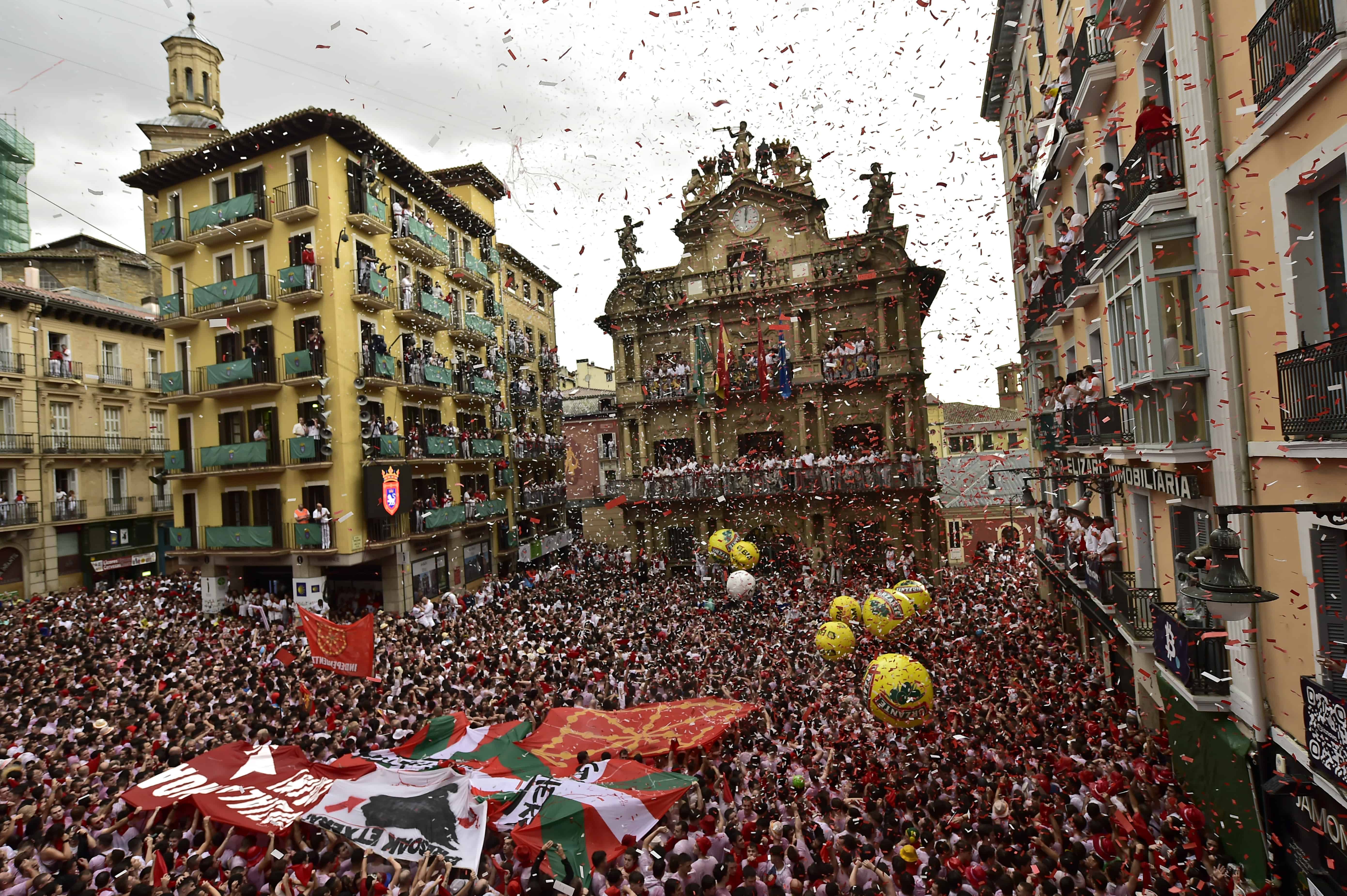 Los sanfermines llenan la plaza del ayuntamiento esperando el lanzamiento del cohete Chupinazo, para marcar la apertura oficial de las fiestas de San Fermín 2022 en Pamplona