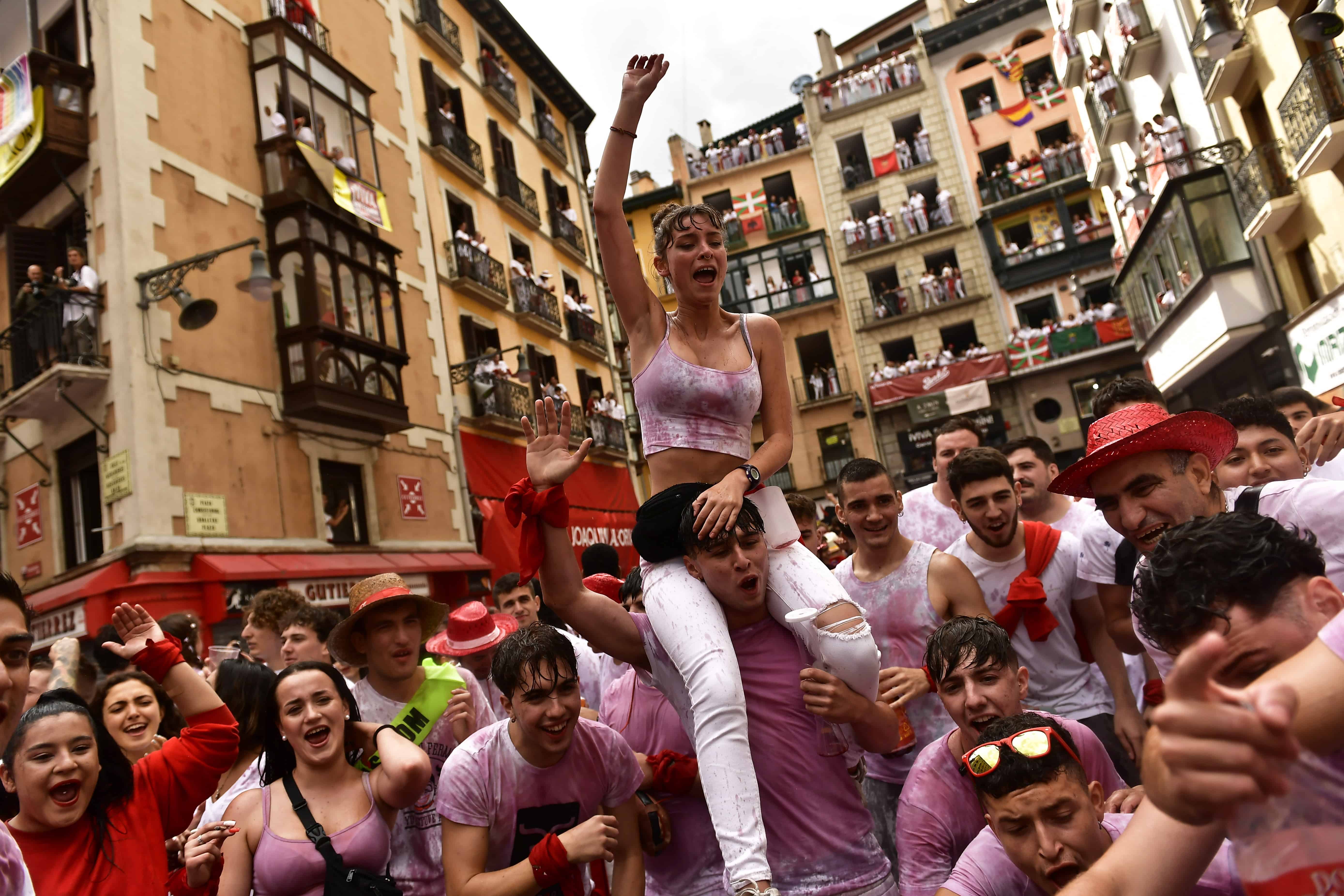 Los sanfermines celebran mientras esperan el lanzamiento del cohete Chupinazo, para marcar la apertura oficial de las fiestas de San Fermín 2022 en Pamplona