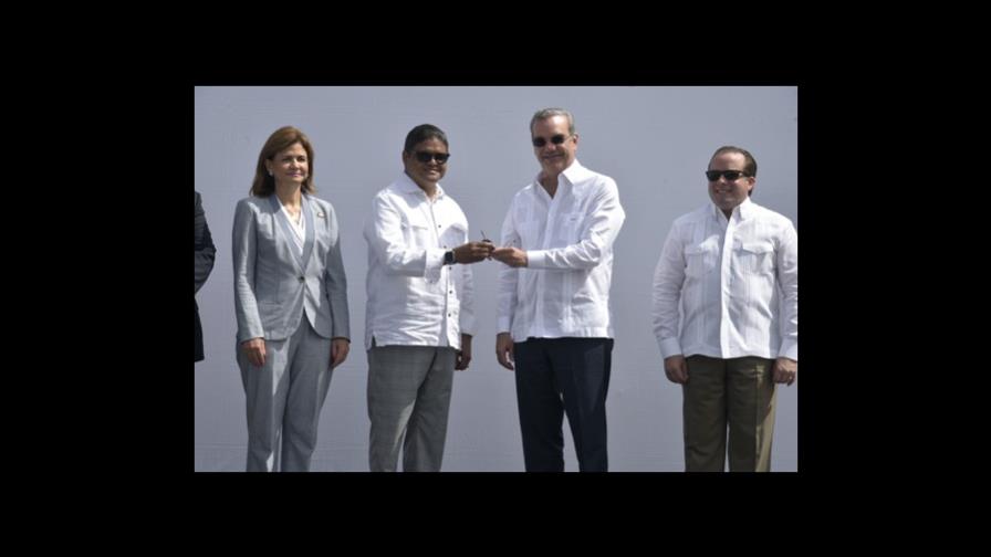 Presidencia compra ambulancias para traslados hospitalarios de 30 provincias