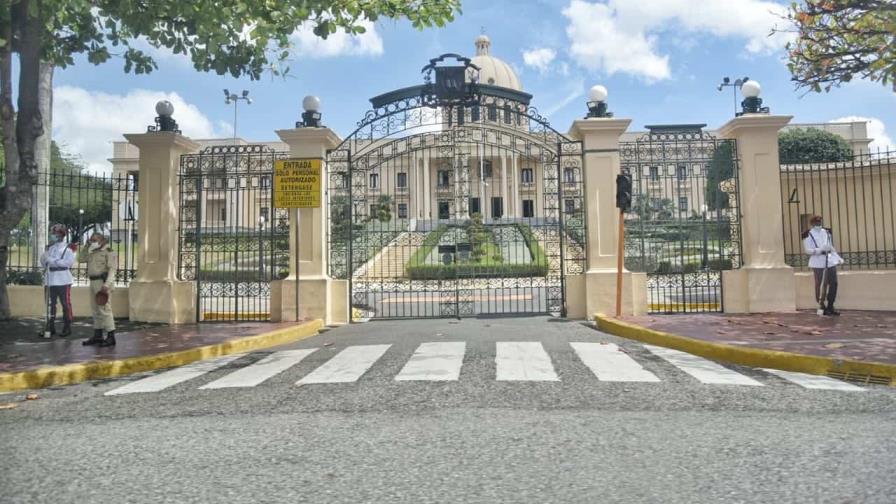 ¿Qué establece la ley sobre las licencias de los funcionarios?