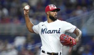 Sandy Alcántara baila en la pista de las estrellas
