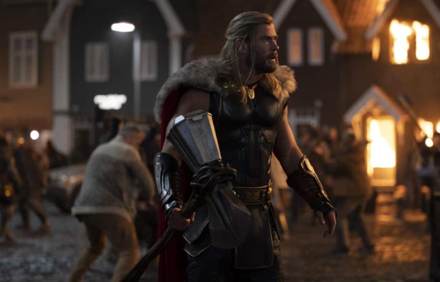 Thor llega a las salas de cine con amor y truenos