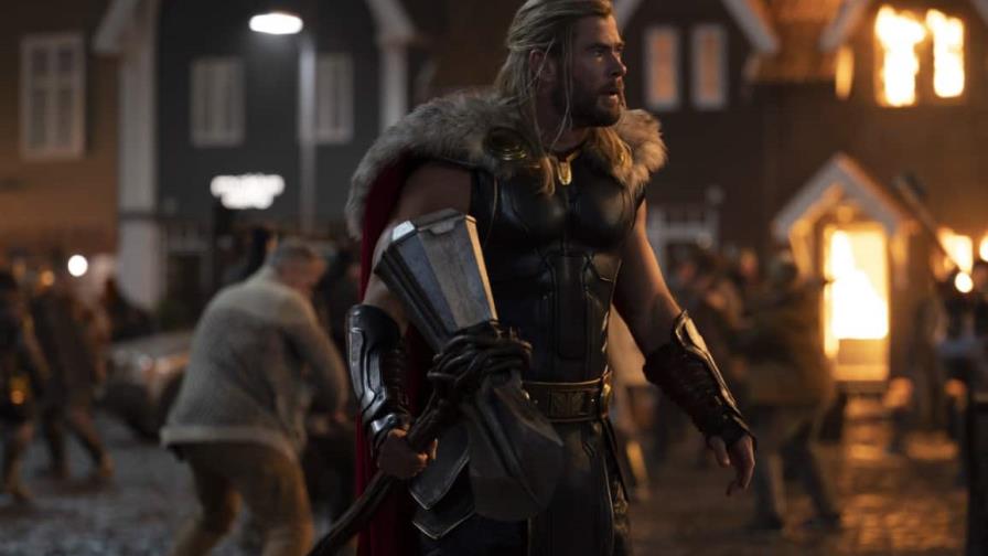 Thor llega a las salas de cine con amor y truenos