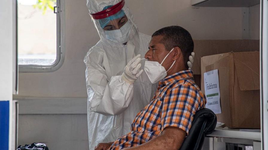 Casos activos de COVID-19 reportados este jueves superan pico de la quinta ola en enero