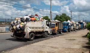 Alcaldía de Los Alcarrizos transfiere basura frente a una escuela del residencial Cerros del Norte