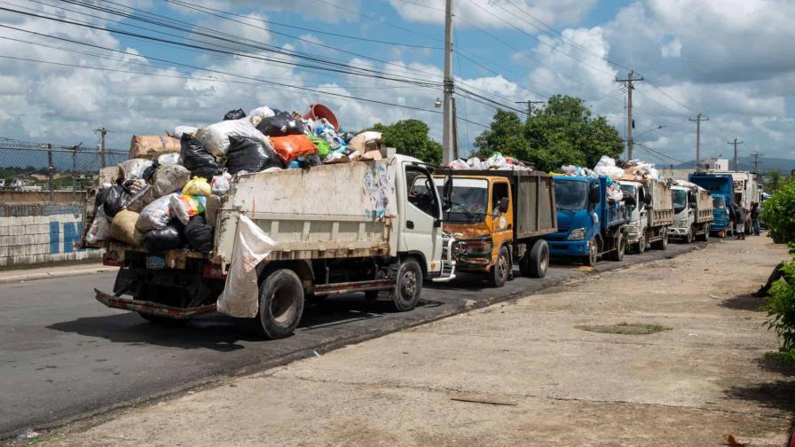 Alcaldía de Los Alcarrizos transfiere basura frente a una escuela del residencial Cerros del Norte