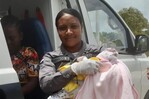 Una policía ayuda a parir a una mujer en hospital de Punta Cana
