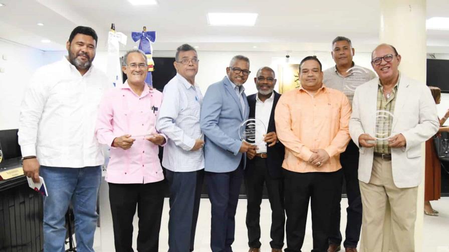 Oficina Nacional de Derecho de Autor realiza conversatorio; reconoce a Chuky Acosta