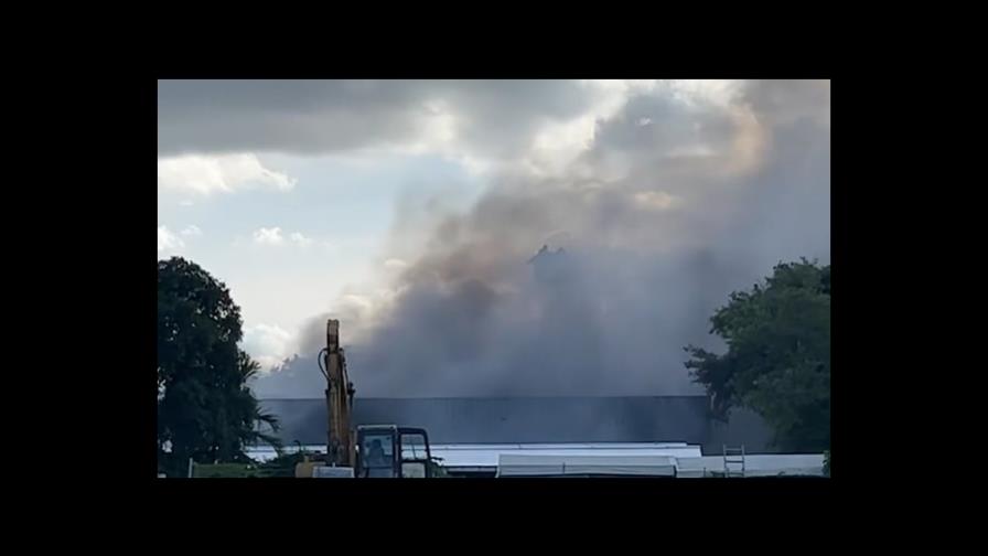 Un incendio en el mercado de pulgas más grande de Miami deja un herido