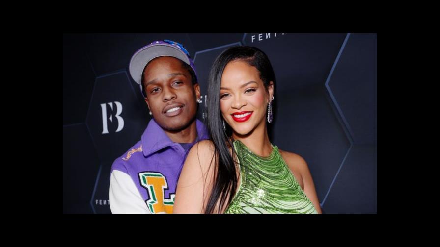 Rihanna reaparece tras dar a luz y disfruta de un concierto de su novio en una playa Rihanna reaparece tras dar a luz y disfruta de un concierto de su novio en una playa