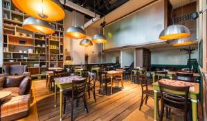 Un restaurante en Miami ofrece cenas elegantes para nudistas