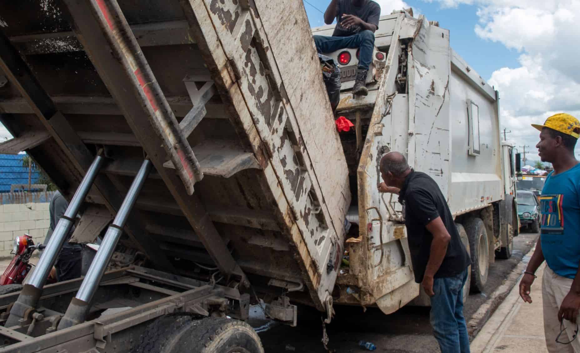 Un camioncito descarga la basura en plena calle y frnte a la escuela, en un compactador 