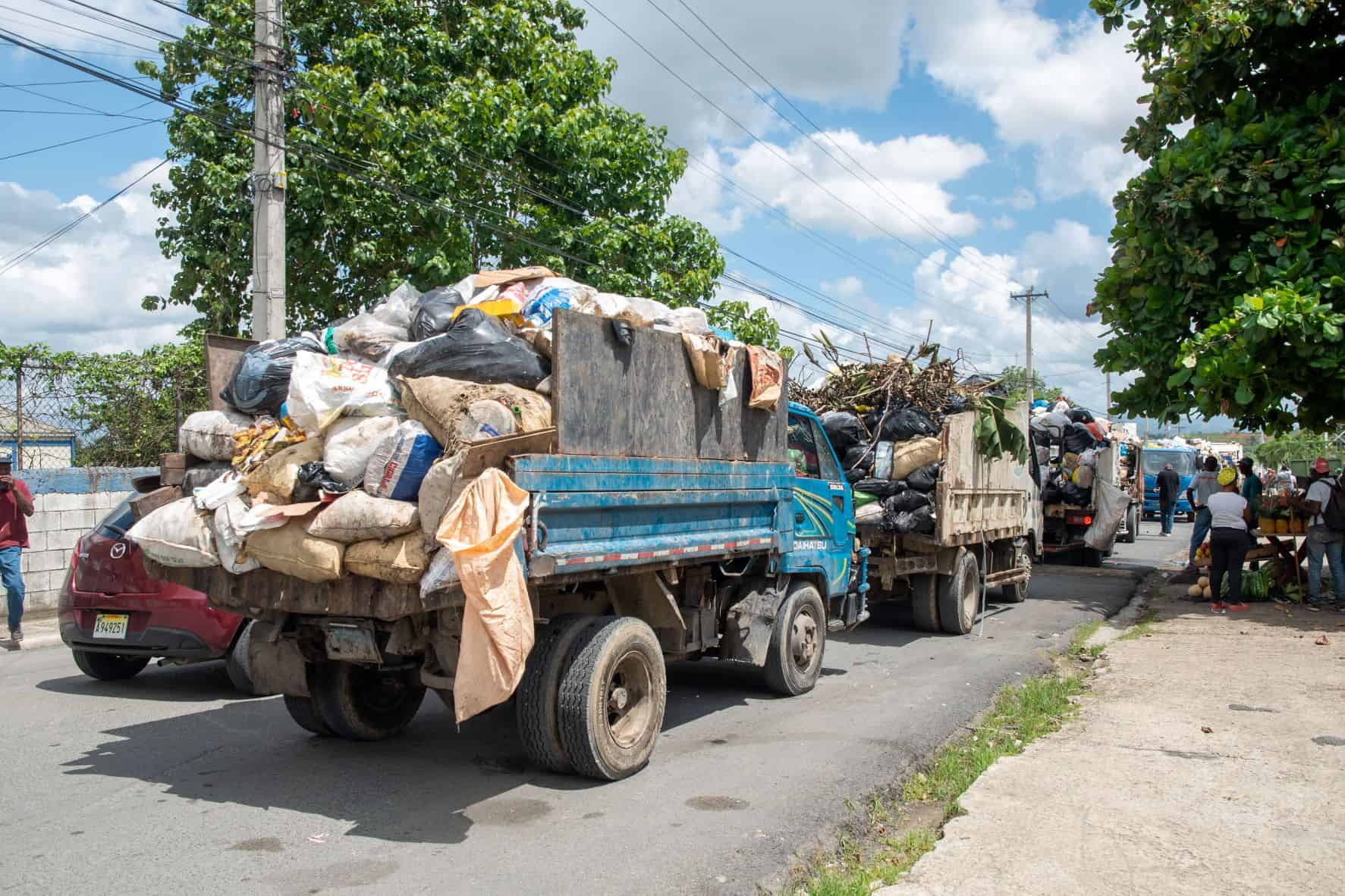 Los camiones filtran lixiviados pestilentes y aunque laven las calles, el mal olor se mantiene