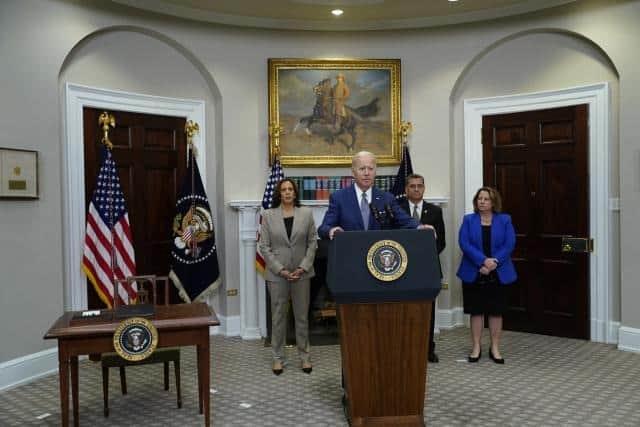 Biden responde a las críticas y da pasos para proteger el acceso al aborto
