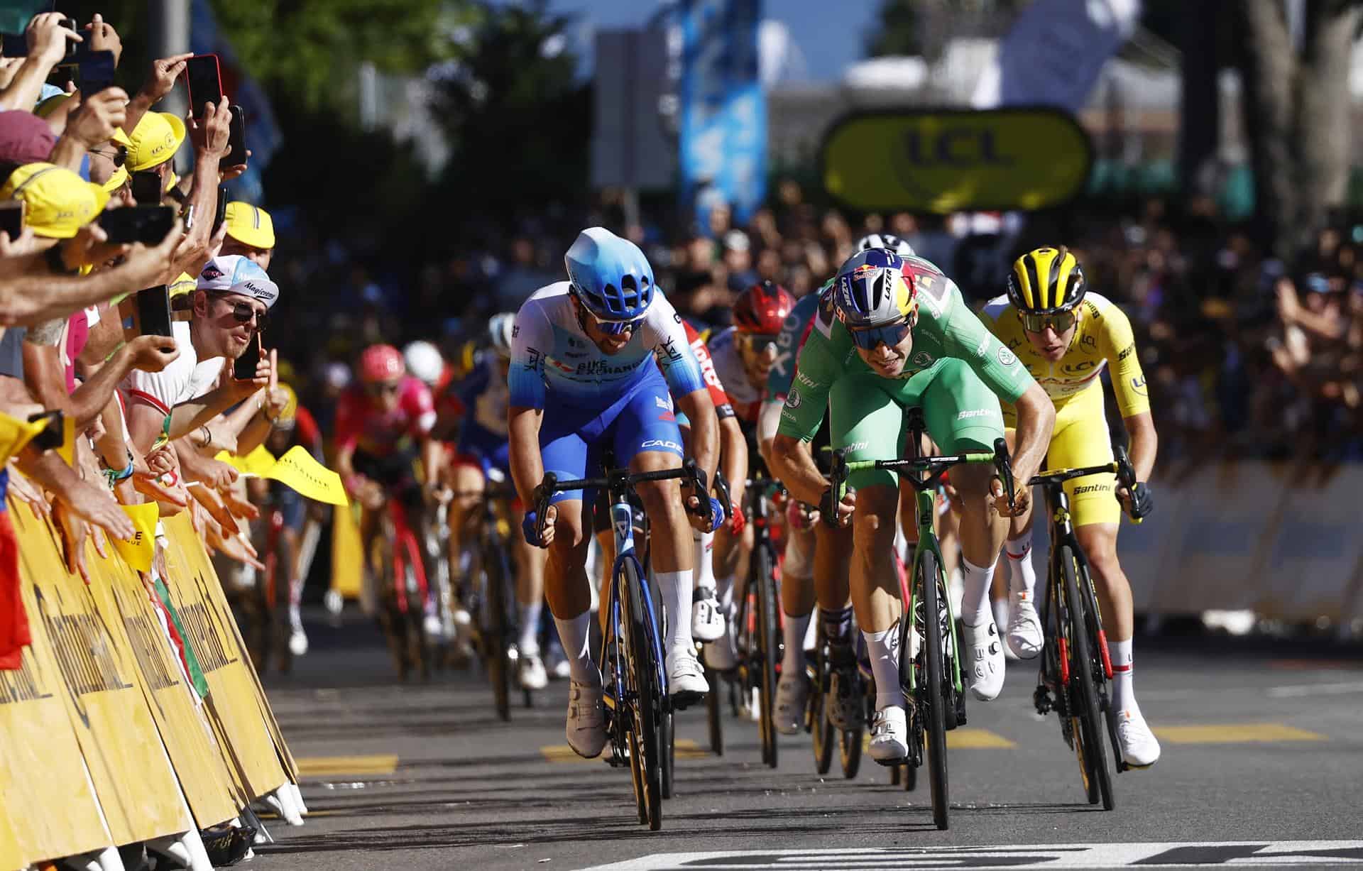 El pelotón en acción durante la octava etapa del Tour de Francia 2022 sobre 186,3 km desde Dole a Lausana, Suiza, el 9 de julio de 2022. (Ciclismo, Francia, Suiza, Estados Unidos) 