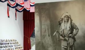 This Is Not Americas Flag se pregunta qué hay tras la bandera de EE.UU.