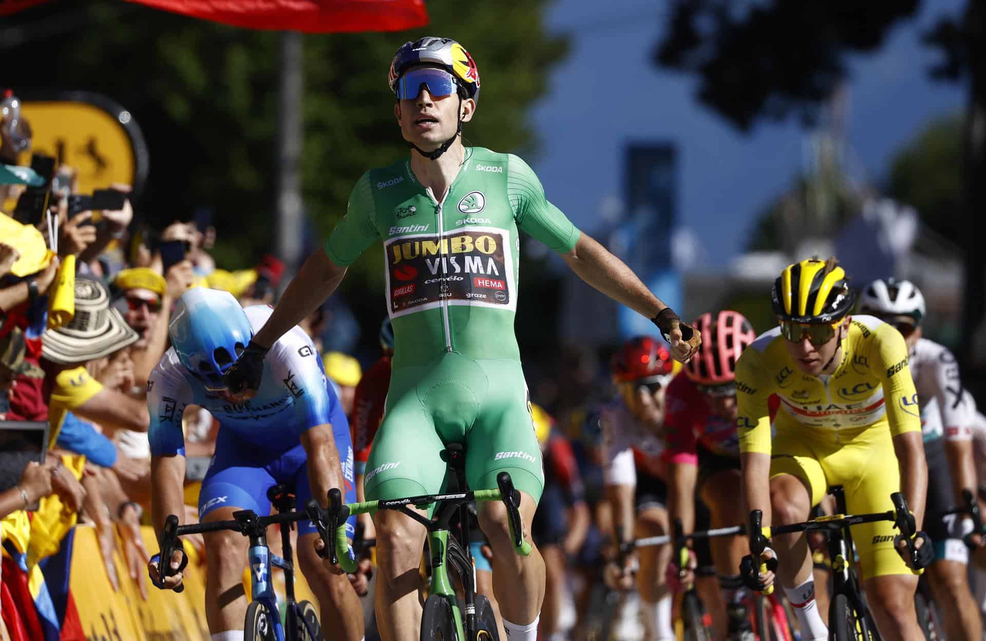 El pelotón en acción durante la octava etapa del Tour de Francia 2022 sobre 186,3 km desde Dole a Lausana, Suiza, el 9 de julio de 2022. (Ciclismo, Francia, Suiza, Estados Unidos) 