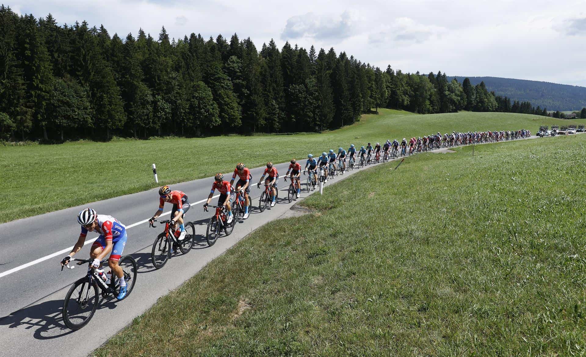 El pelotón en acción durante la octava etapa del Tour de Francia 2022 sobre 186,3 km desde Dole a Lausana, Suiza, el 9 de julio de 2022. (Ciclismo, Francia, Suiza, Estados Unidos) 