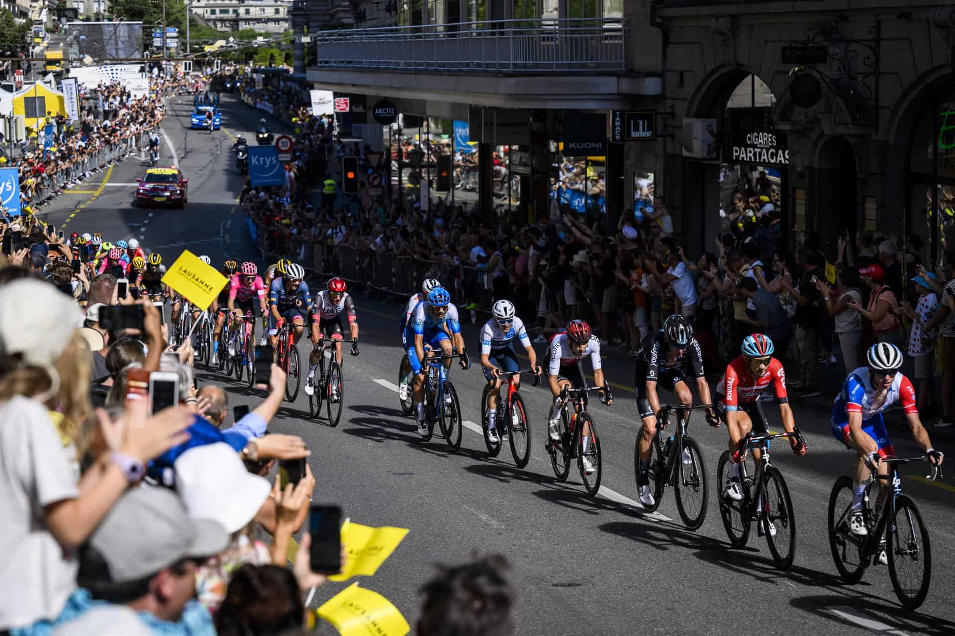 El pelotón en acción durante la octava etapa del Tour de Francia 2022 sobre 186,3 km desde Dole a Lausana, Suiza, el 9 de julio de 2022. (Ciclismo, Francia, Suiza, Estados Unidos) 