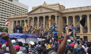 Manifestantes entran en la residencia oficial del presidente de Sri Lanka