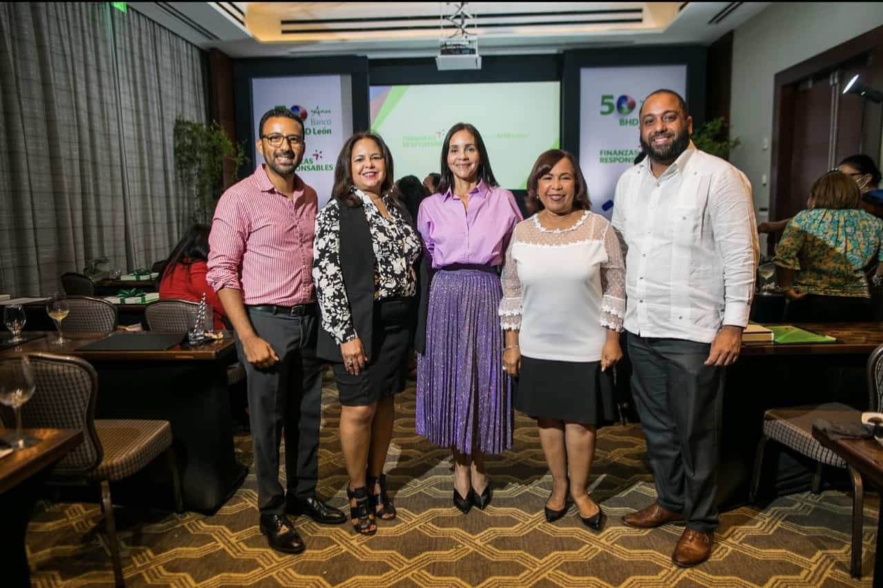 Ricardo  Pichardo, Mayra Puello, Claudine Nova, Zoila Puello y Orlando Jerez.