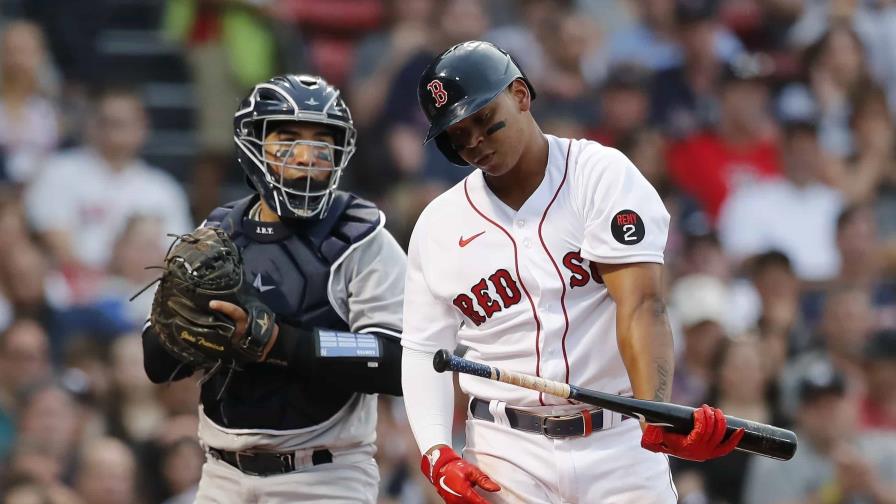 Rafael Devers fuera al menos dos juegos por lesión en la espalda